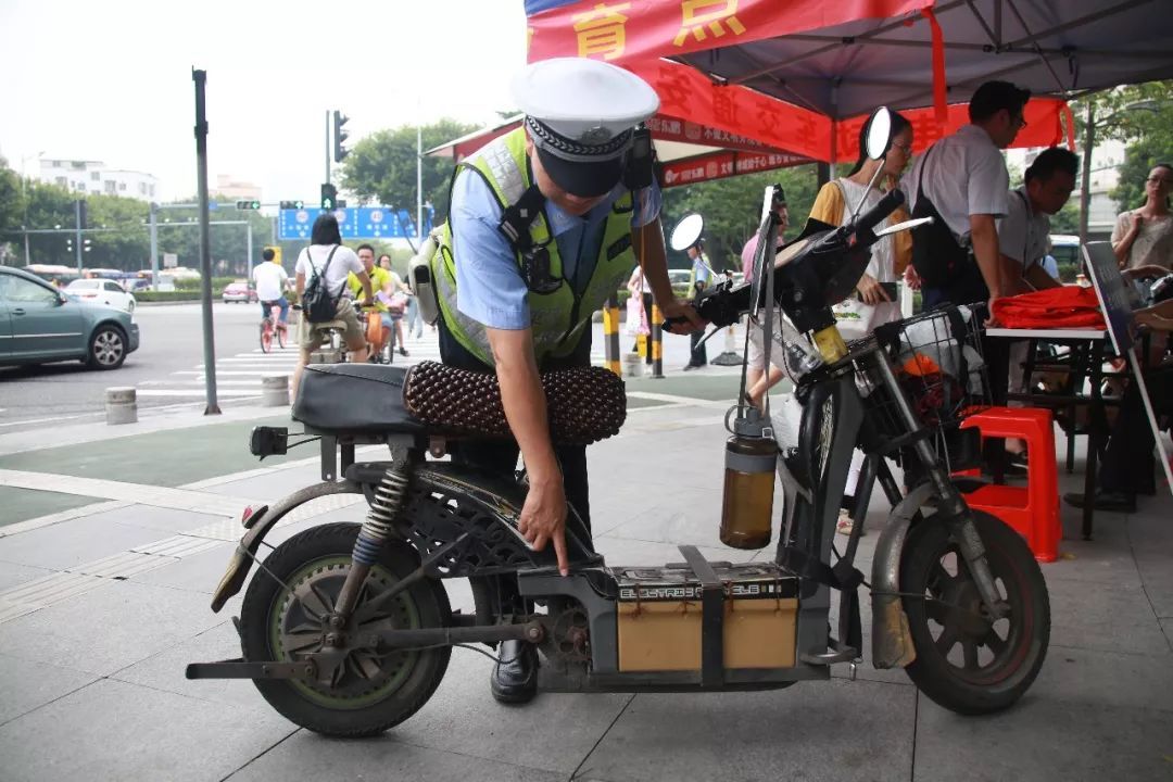 骑超标电动车的注意,11月开始上路就扣车,明年5月强制报废__凤凰网