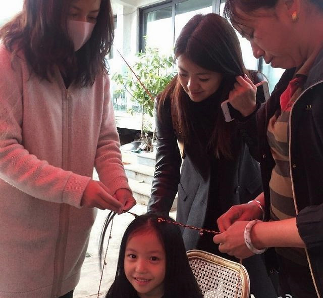 11岁黄新独自庆生,水灵大眼似足妈咪,黄有龙拖了颜值后腿__凤凰网