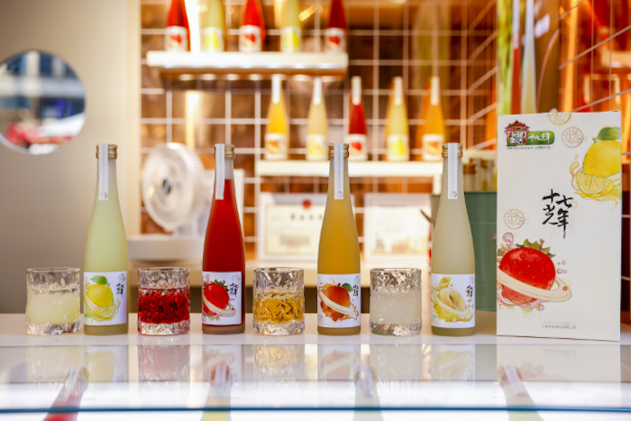 口感甜美的果酒,酒精度数低,饮用的时可以加入冰块或者气泡水来调整风味,是很好的下午茶备选。