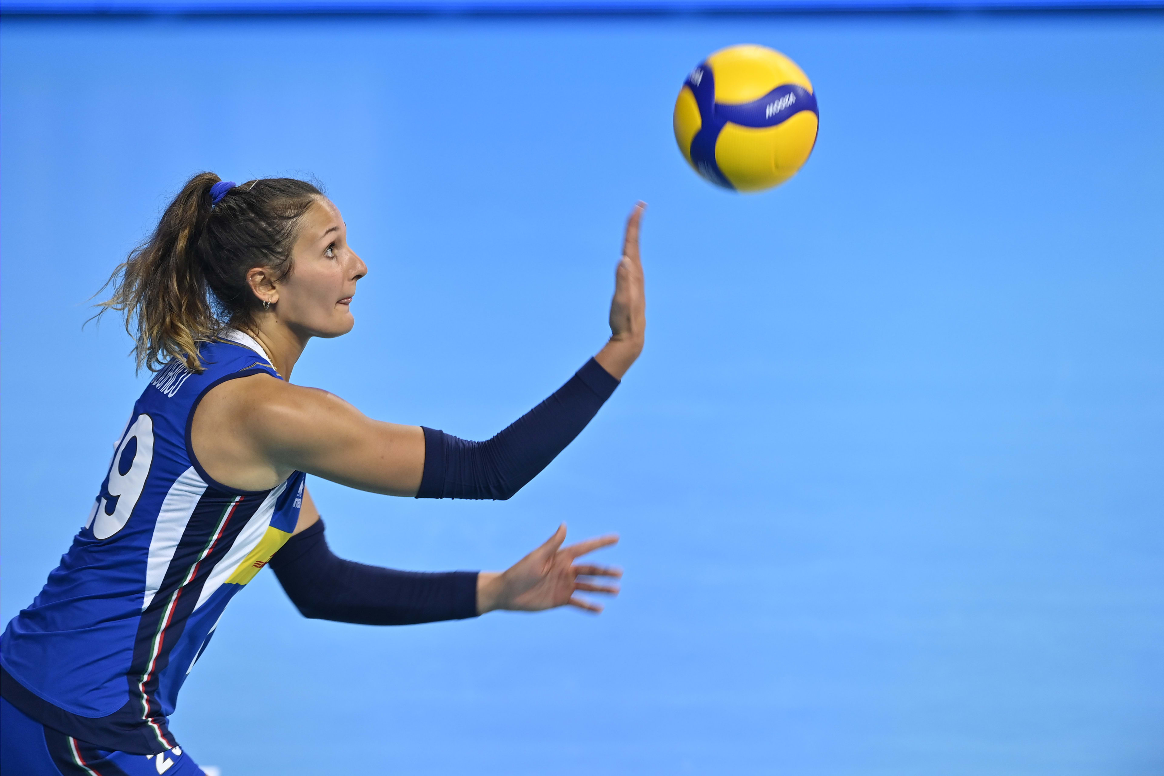 3 2 日本女排彻底现原形 2 0领先险遭倒数第2翻盘 决胜局15 13 三五体育