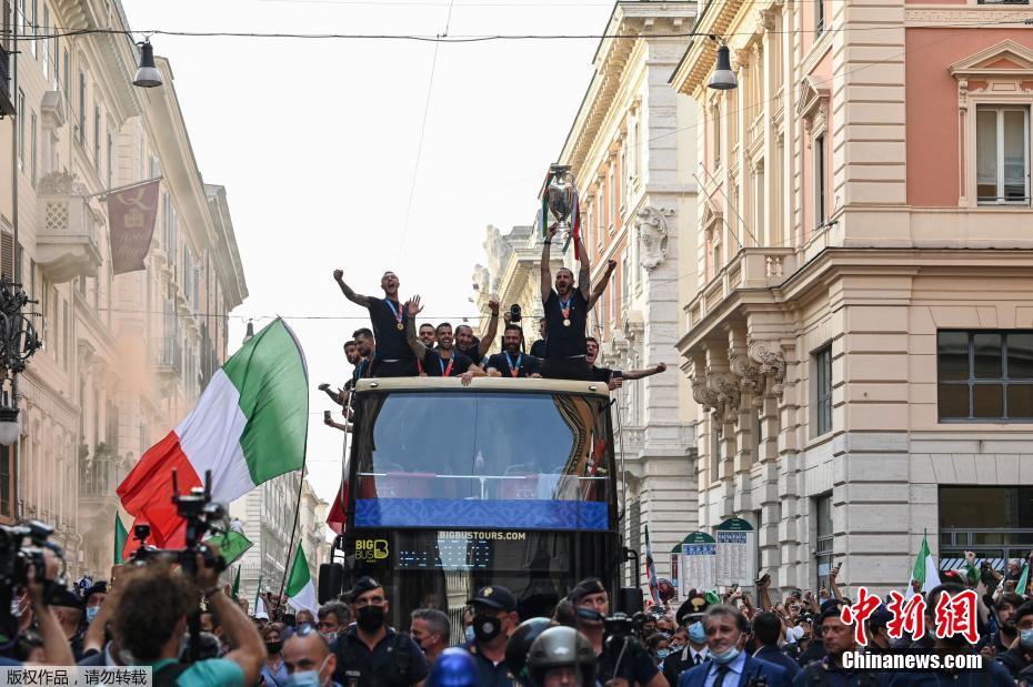 当地时间7月12日,意大利国家足球队夺得欧洲杯冠军第二天,在罗马举行冠军奖杯游行。图为意大利国家队的大巴通过人群。