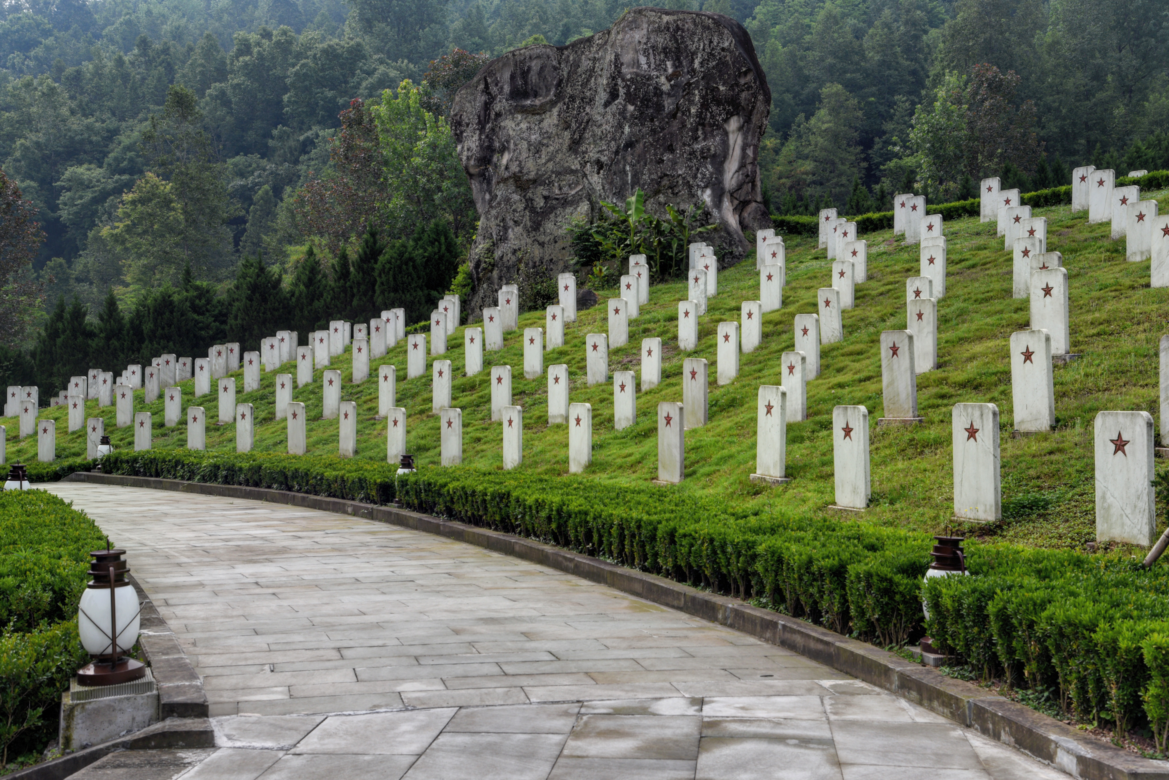全国最大的红军烈士陵园,长眠着25048名烈士,红军后人为之守墓