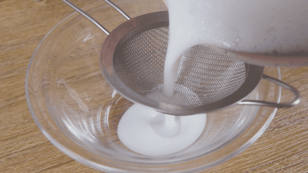 最后用滤网过滤出牛奶溶液,倒入容器中.