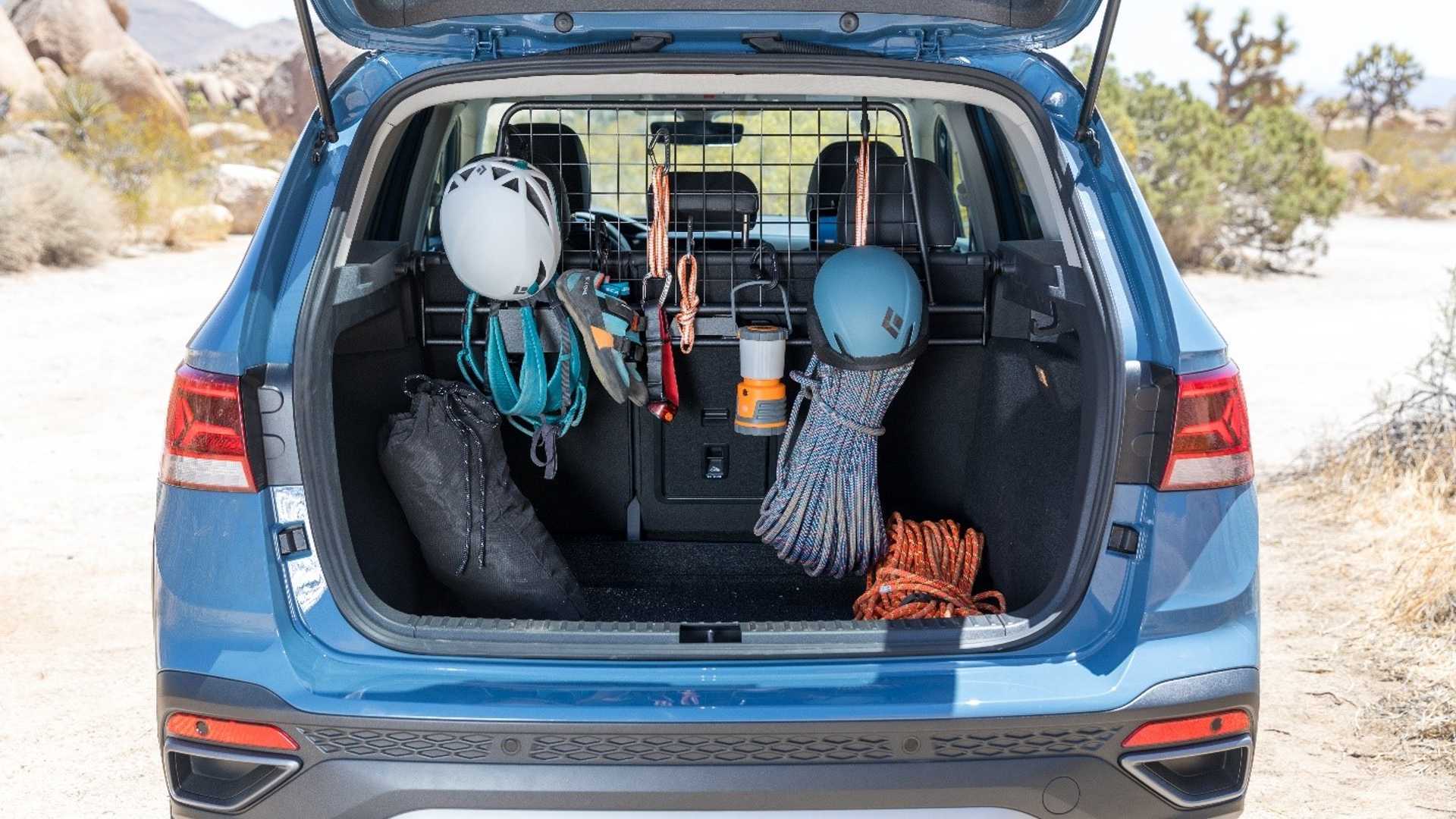 而后备箱内,加入了分隔是的网架,便于挂一些物品,增加实用性.