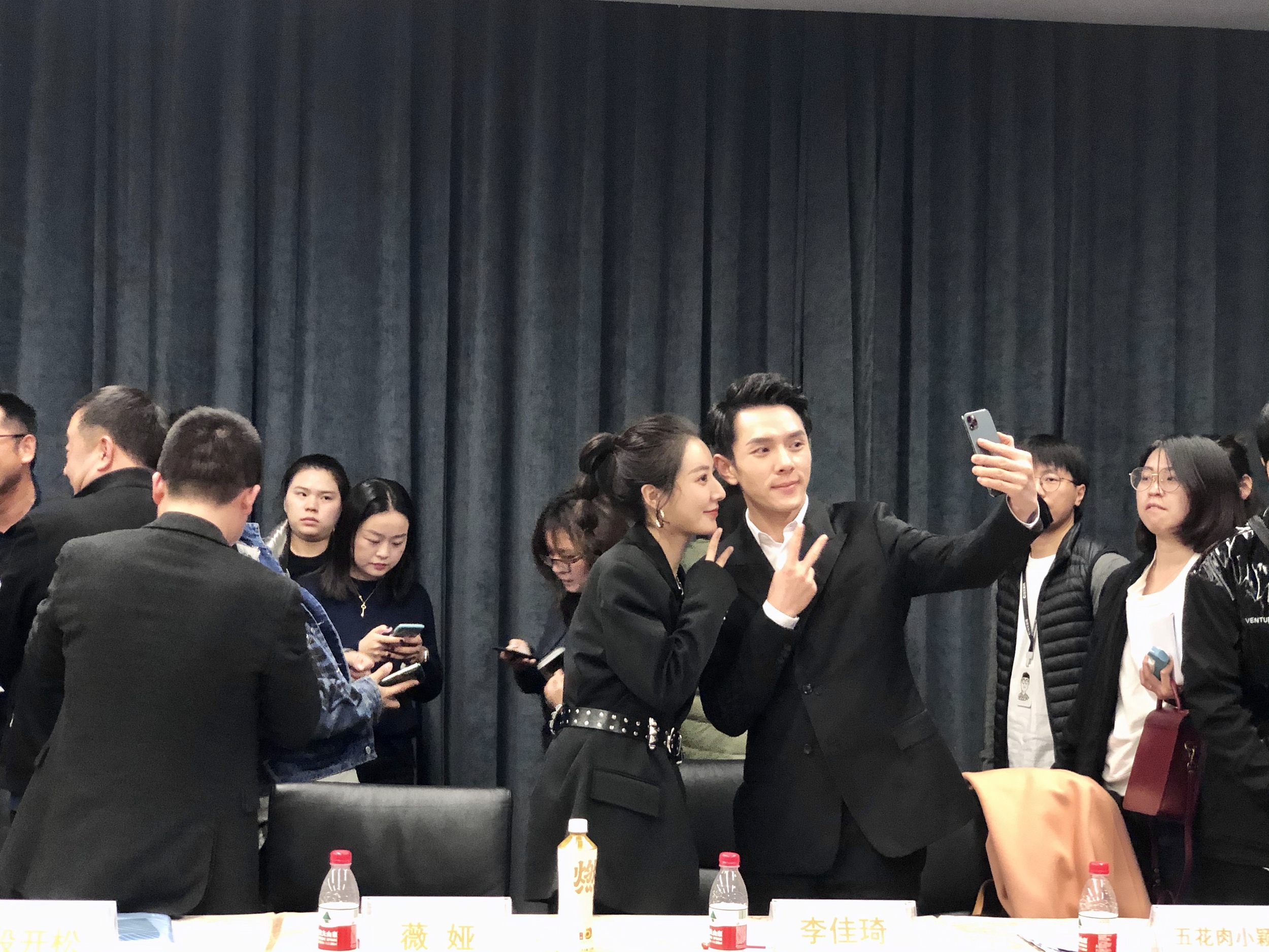 2019年11月29日，杭州某线下活动结束后，薇娅、李佳琦拿起手机玩自拍。图片来源：视觉中国
