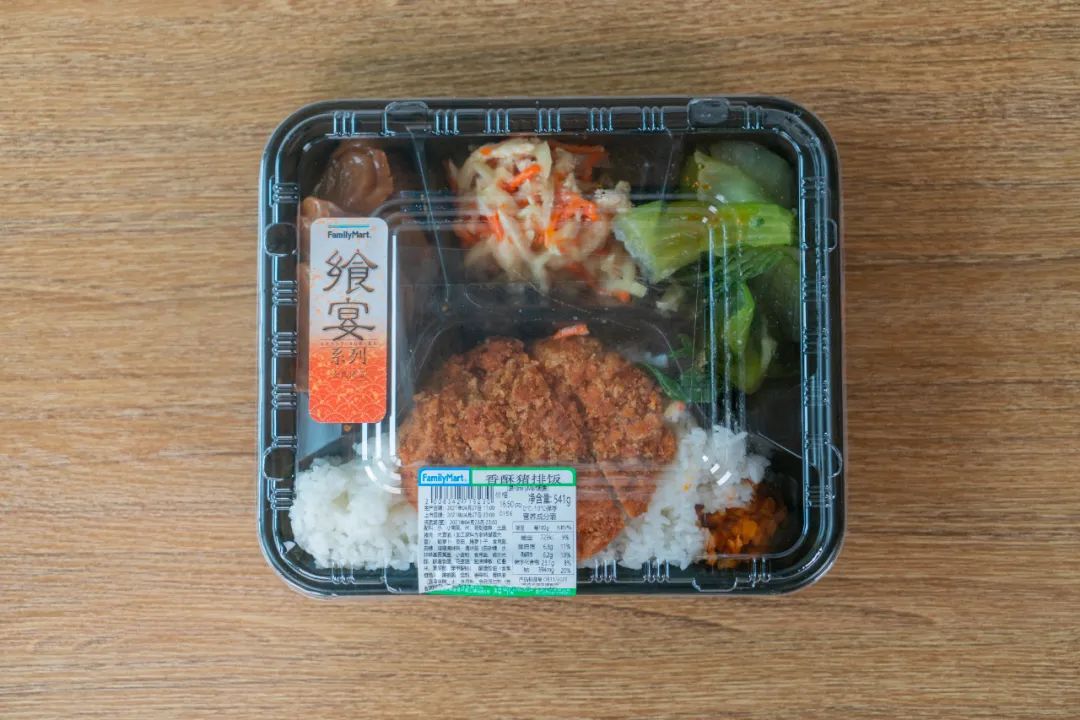 打开是商务感十足的盒饭摆盘,从左到右依次是酱烧土豆片,茭白肉丝胡