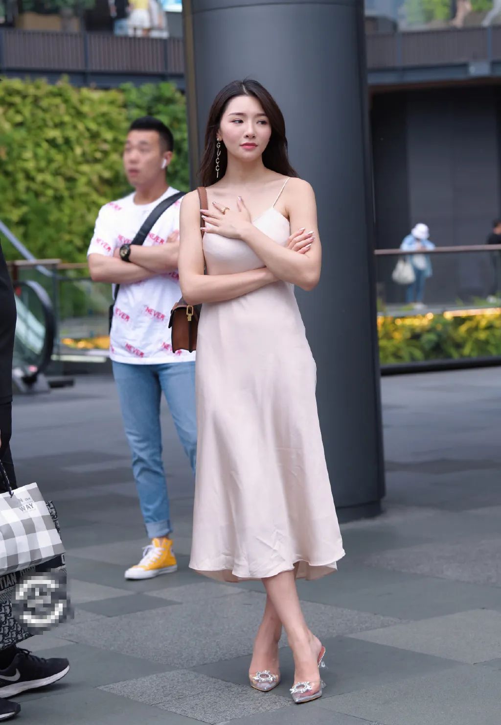 街拍蕾丝吊带裙配高跟鞋展现优雅女人韵味