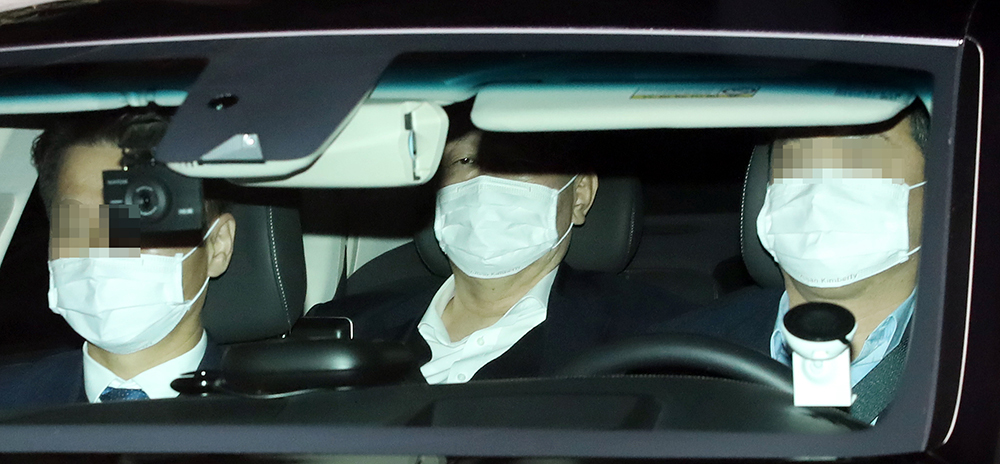 当地时间2020年12月16日,韩国首尔,检察总长尹锡悦离开瑞草洞检察大楼。当日,韩国总统文在寅批准法务部检察官惩戒委员会对检察总长尹锡悦的处分决定,裁决立即生效。这是韩国宪政史上首次惩戒检察总长。人民视觉 图