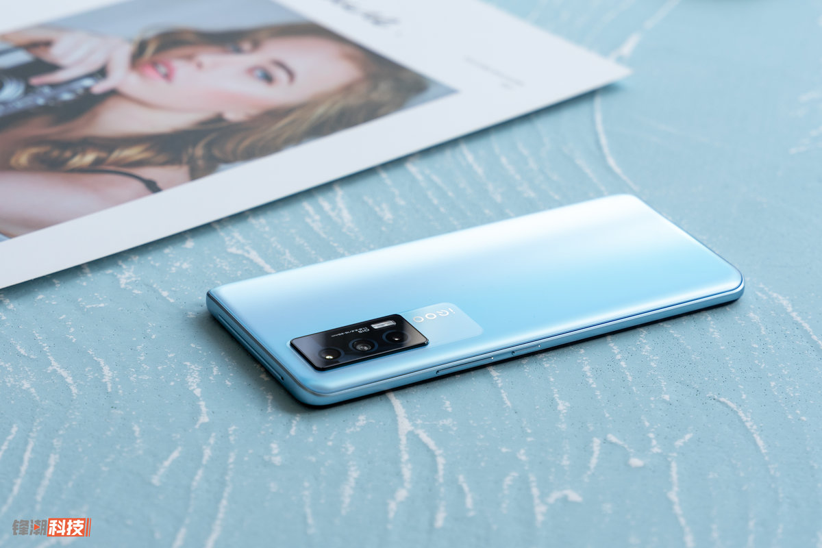 iqoo neo5 是一款充满了家族传统设计风格,以及 vivo 最新设计元素的