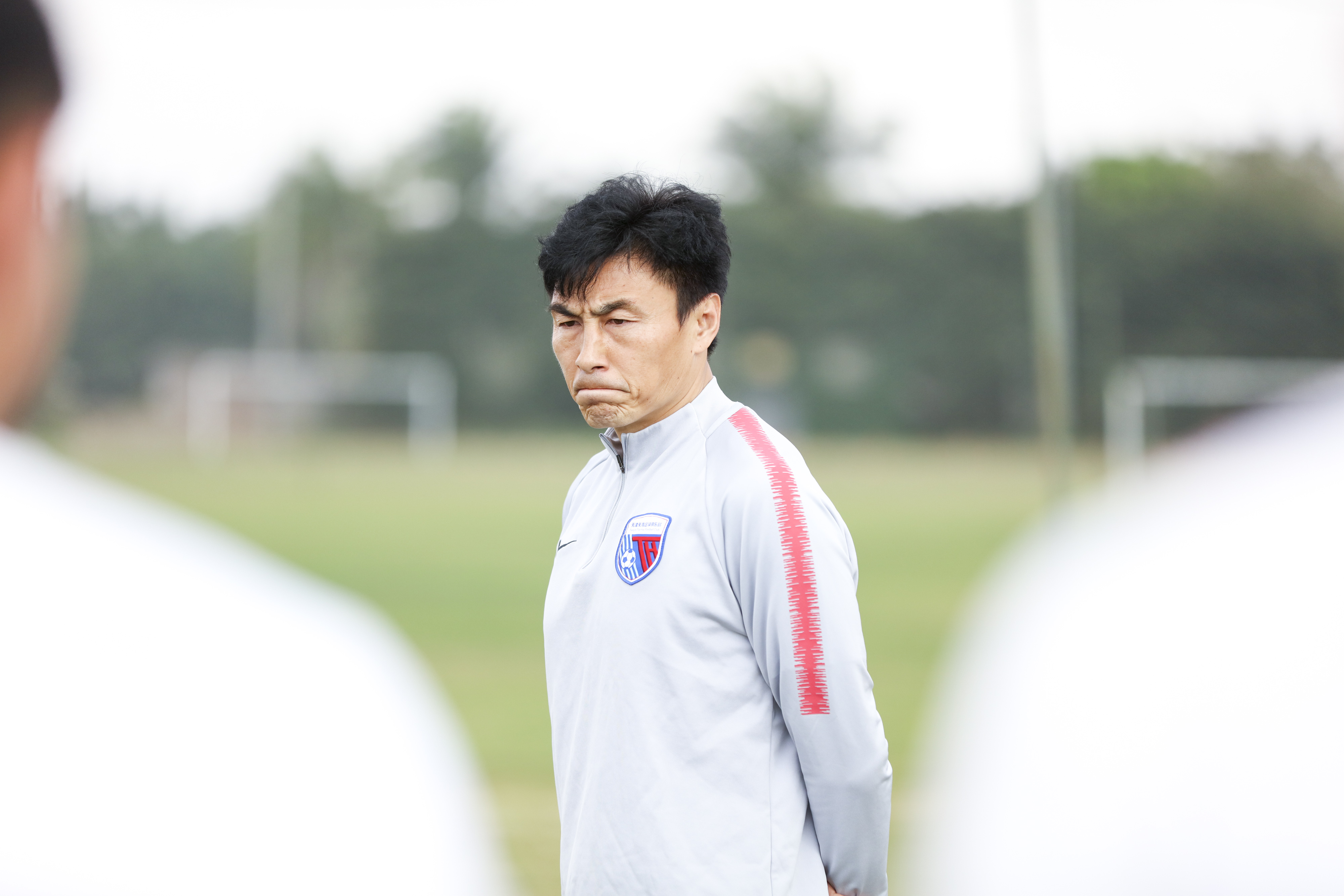 中国足球 正文李玮锋:" 前几天我仔细看周俊辰踢球,我觉得他的特点和