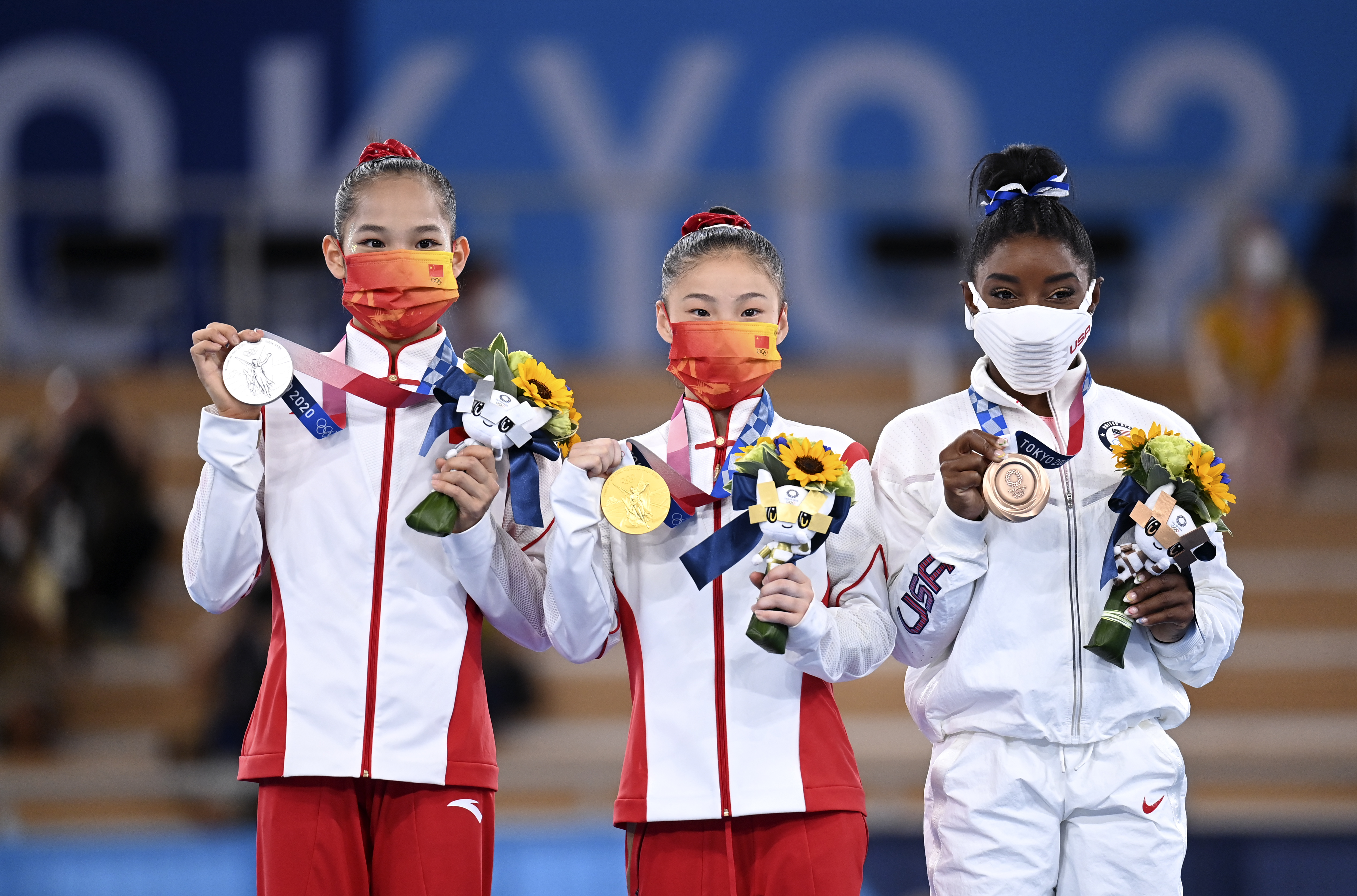 8月3日，女子平衡木冠军中国选手管晨辰（中）、亚军中国选手唐茜靖（左）与季军美国选手拜尔斯在颁奖仪式上。新华社记者程敏摄