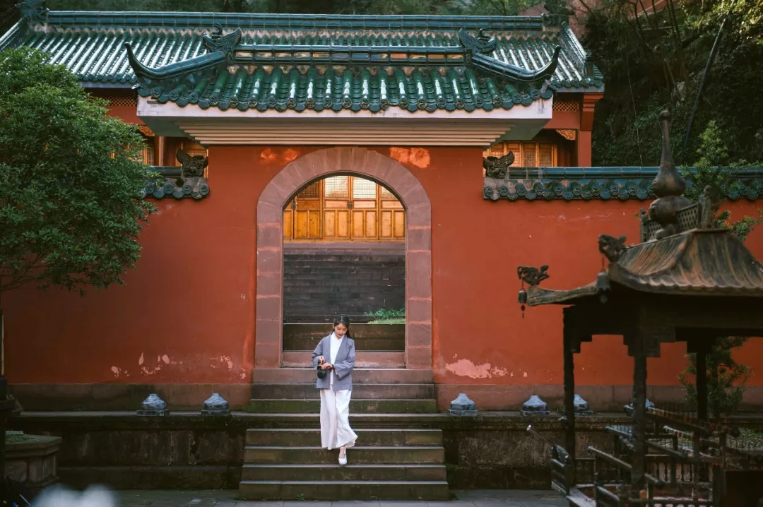 山中的 古寺钟鸣,黑白的徽派建筑与朱砂红的道观交相辉映,古风大片信