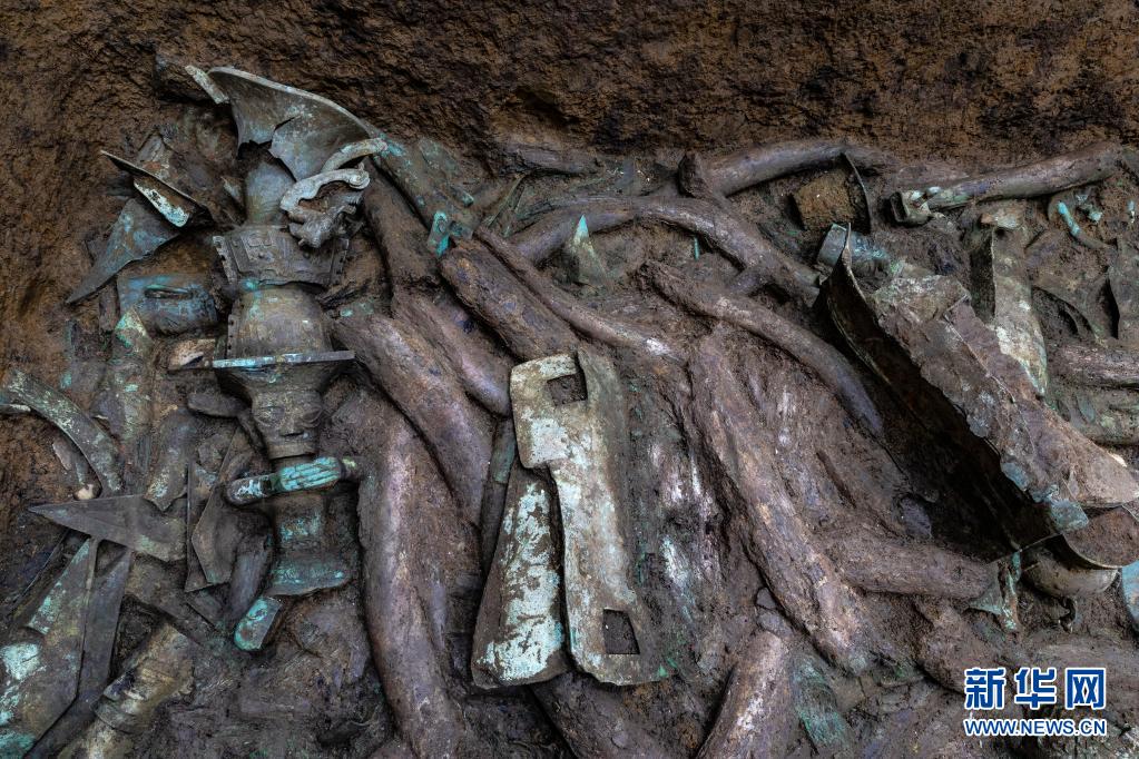 这是在四川德阳广汉市三星堆遗址拍摄的青铜顶尊人像(画面左侧)(5月14日摄)。 5月28日,记者在三星堆“走进三星堆读懂中华文明”主题活动上获悉,三星堆新发现的6个“祭祀坑”,在提取一批象牙后,大量珍贵文物露出真容,此次发掘截至目前已累计出土重要文物一千余件。其中一件青铜顶尊人像非常罕见,通高115厘米,下部为一尊跪坐的铜人,双手合握于身前,头部顶一块方板,方板连接青铜大口尊,尊的肩部有精美的龙形装饰。 新华社记者 沈伯韩 摄