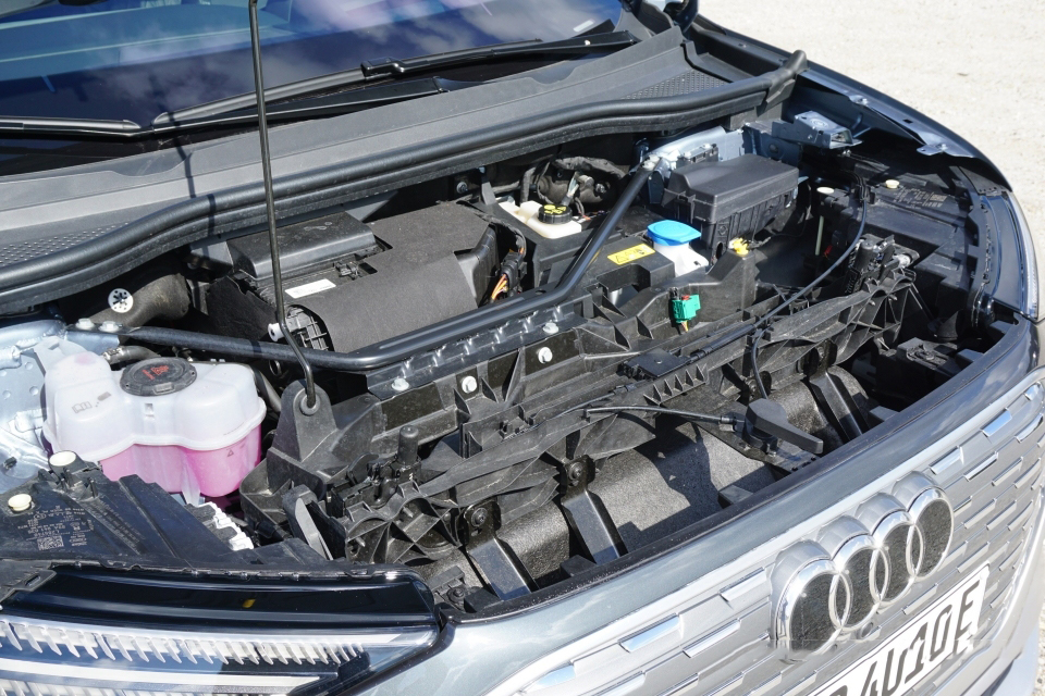 纯电动车时代玻璃水加注口千奇百怪宝马ix需掀起logo加注