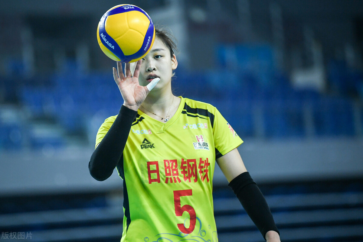 女排网红教练再就业!因和王一梅吵架一炮而红,如今加盟山东女排