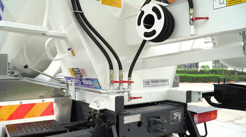 品质上装 可靠底盘,红岩瑞江搅拌车实力"搅动风云"