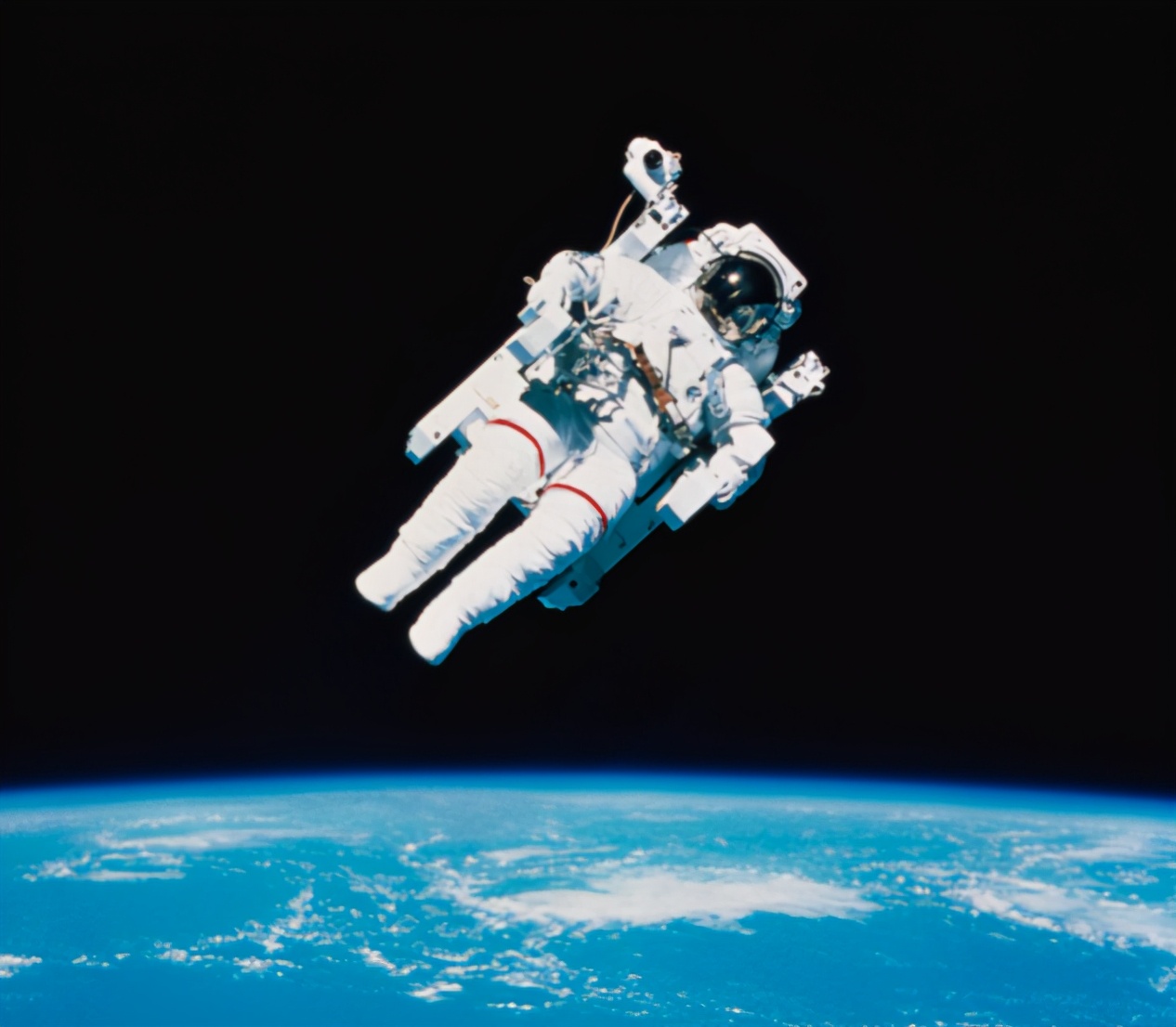 宇航员在太空竟然随身佩戴手枪?有何用途?__凤凰网