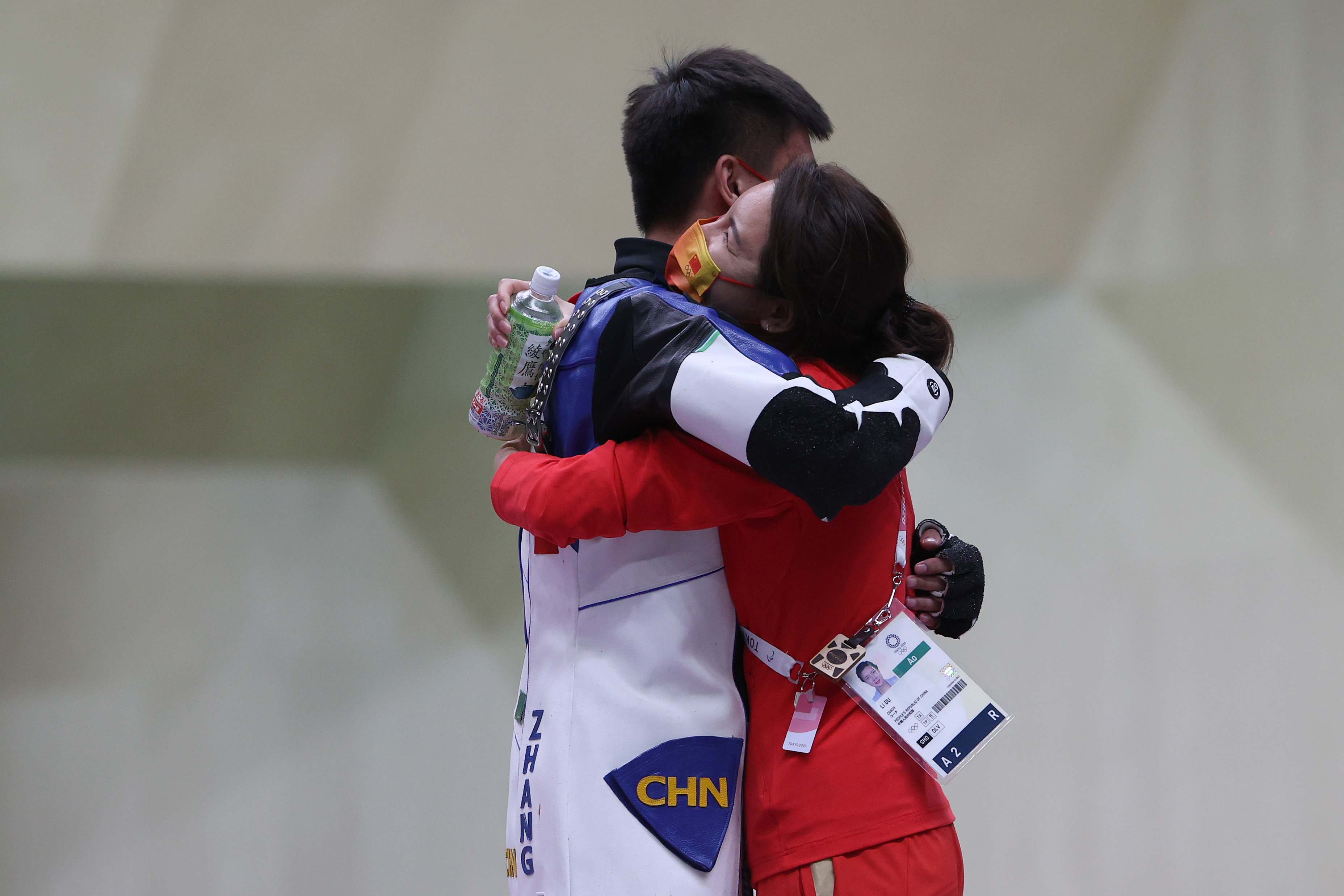 张常鸿和杜丽拥抱。