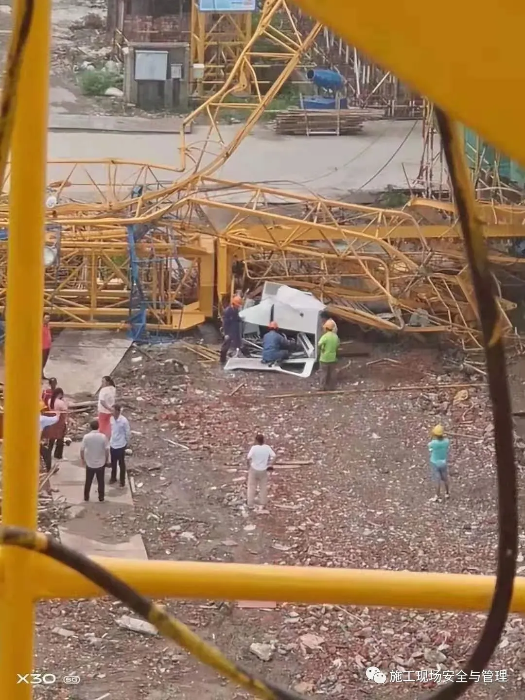 9月6日,一在建工地發生塔吊倒塌,現場一片狼藉__鳳凰網