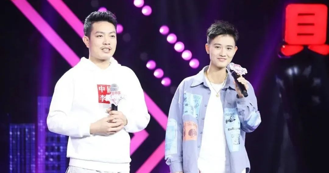当他们一同坐上大巴车之后,这位李乔丹一直在与贾乃亮对话,镜头远超