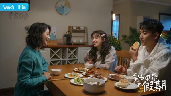 倪虹洁饰演刘恋的母亲刘闵之,陈若轩饰演刘恋的男友