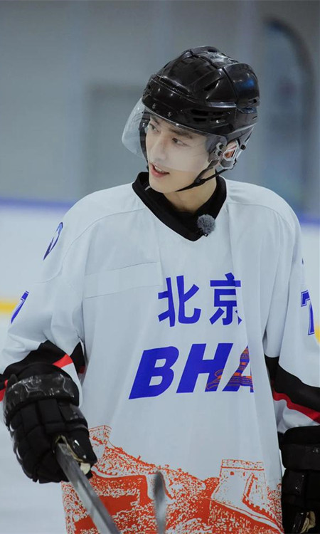 肖战冰球服参加《冬梦之约》被教练称赞