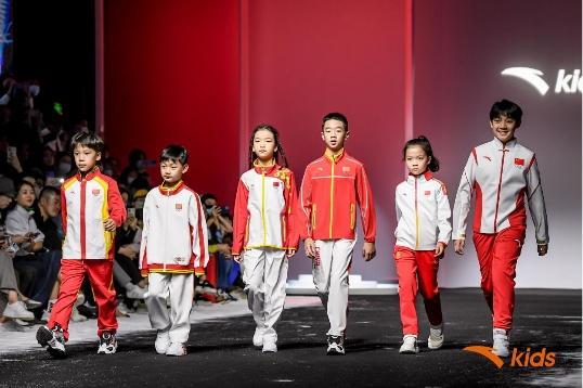 杨阳洋领衔六届中国国家队冠军领奖服童装版展示,左二国民弟弟金遥源,右一金遥瀚
