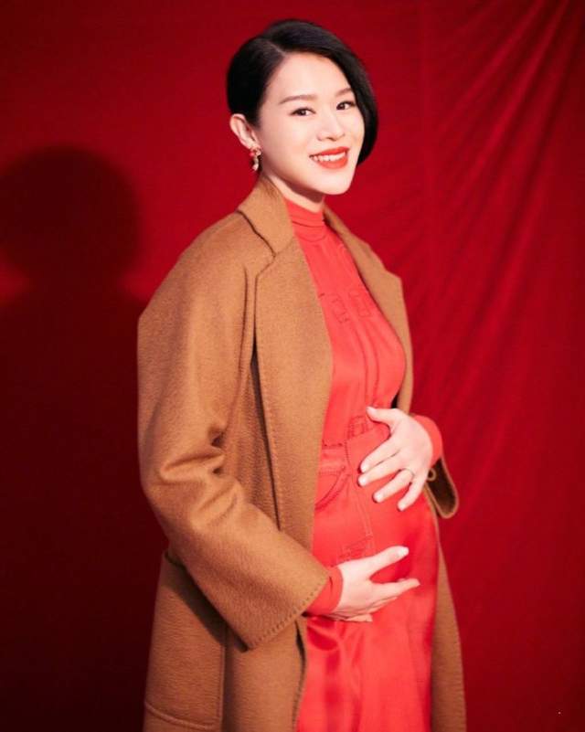 胡杏儿挺八月孕肚与老公就餐,临近产期食量超大