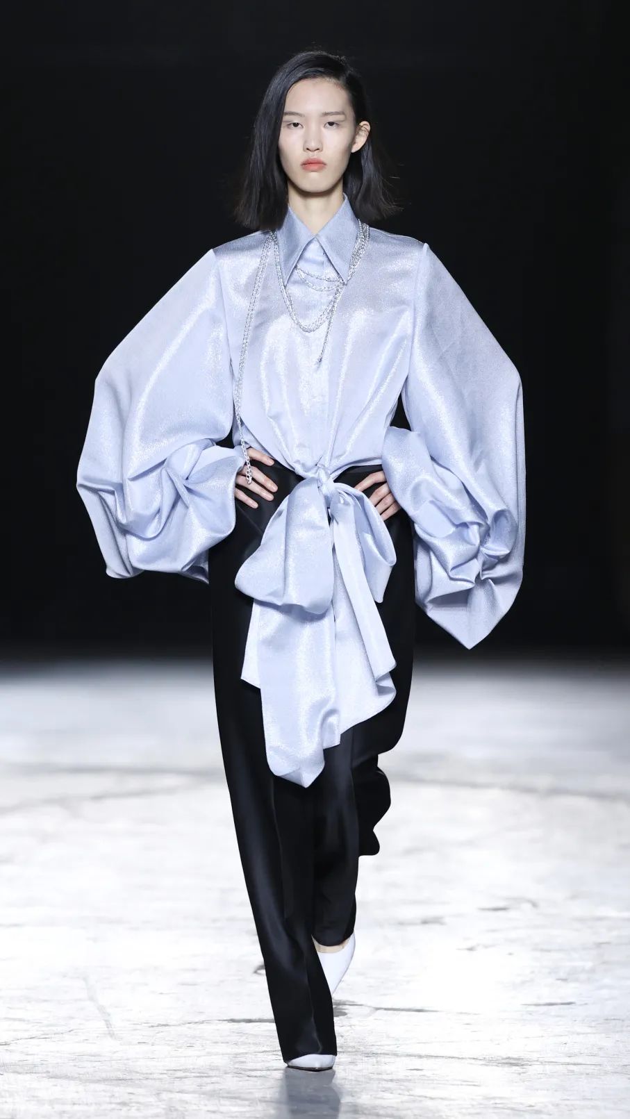 collection衬衫是当下流行单品之一,在2021秋冬中国国际时装周的t台上