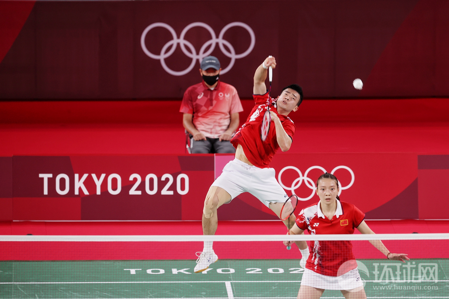 当地时间7月30日,在东京奥运会羽毛球混合双打决赛中,中国选手郑思维