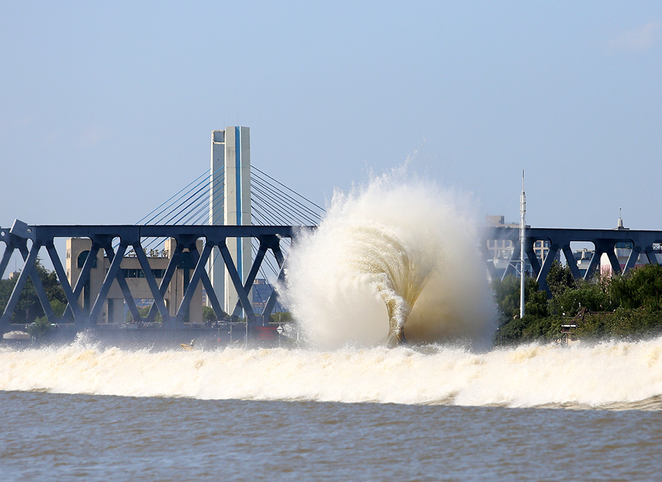 2021年9月21日,中秋节,杭州,钱塘江大潮迎来最佳观赏期,潮水波涛汹涌。