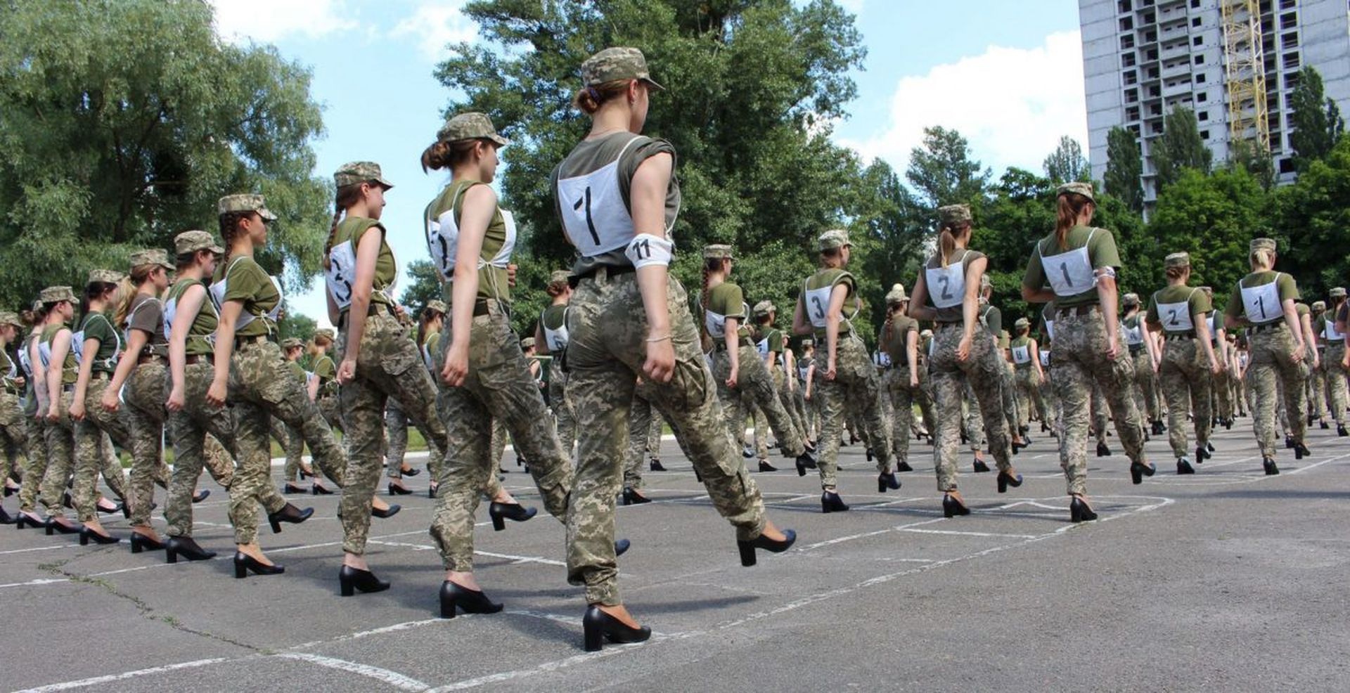 烏克蘭女兵穿高跟鞋練正步 男國防部長被送高跟鞋抗議