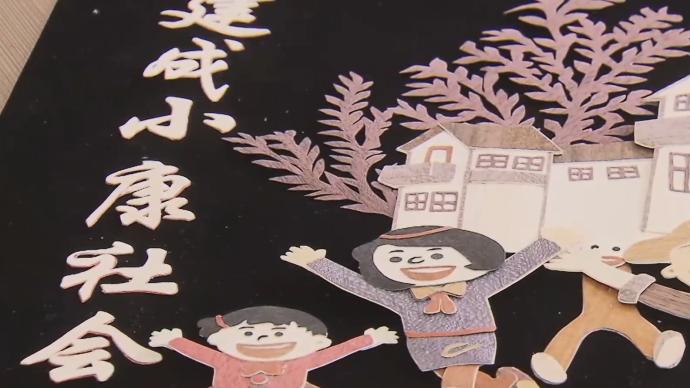 上海阿姨用木贴画艺术迎接建党100周年