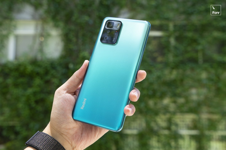 10 pro 摸起来与那台带有雷总签名的小米 11 十分类似,这次能在 redmi