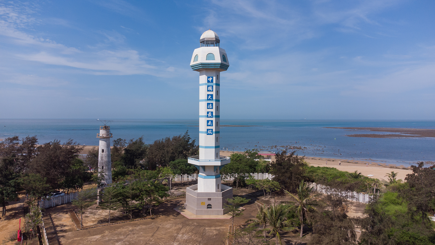 早年间,灯塔会会在夜晚亮起灯,为远处航行的船只指引方向.