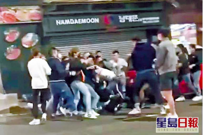 11日,两帮人马在街头大打出手,场面混乱