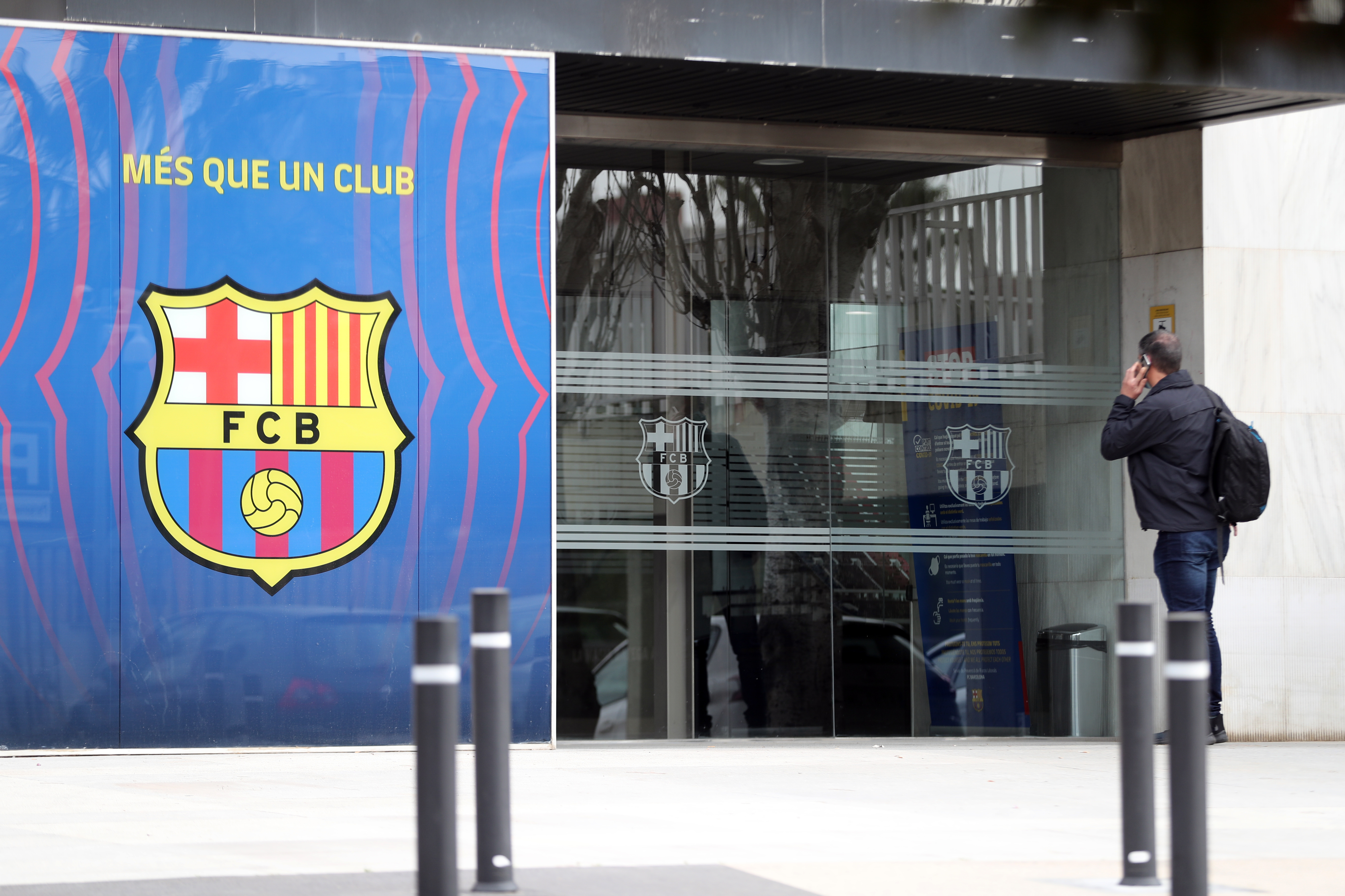 资料图：一名工作人员走进巴塞罗那俱乐部办公室。新华社发（胡安·戈萨 摄）