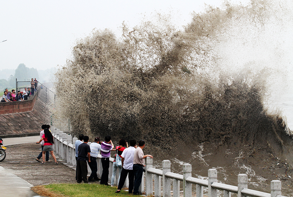 2012年5月8日,浙江海宁,由于受超级月亮等因素影响,钱塘江潮水较往年同期偏大,吸引了不少团队游客来观潮。