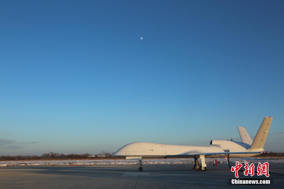  1月11日，由中国航天科工集团第三研究院海鹰航空通用装备有限公司牵头研制的WJ-700高空高速长航时察打一体无人机圆满完成首飞试验。WJ-700无人机的航时、航程和载重等关键性能指标，达到同等吨位量级无人机的国内领先、国际先进水平，具备防区外对地攻击、反舰、反辐射等空对面精确打击作战和广域侦察监视作战能力。图为WJ-700无人机（资料图片）。 中新社发 中国航天科工集团 供图