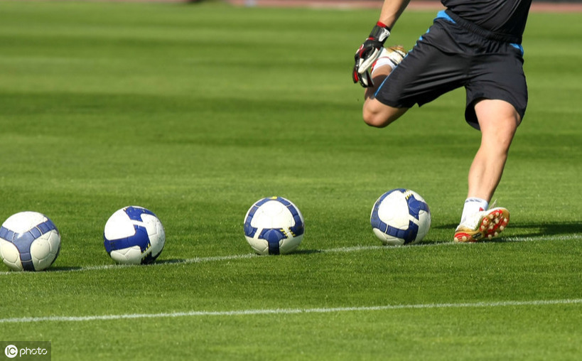 有哪些常见的足球运球方式?