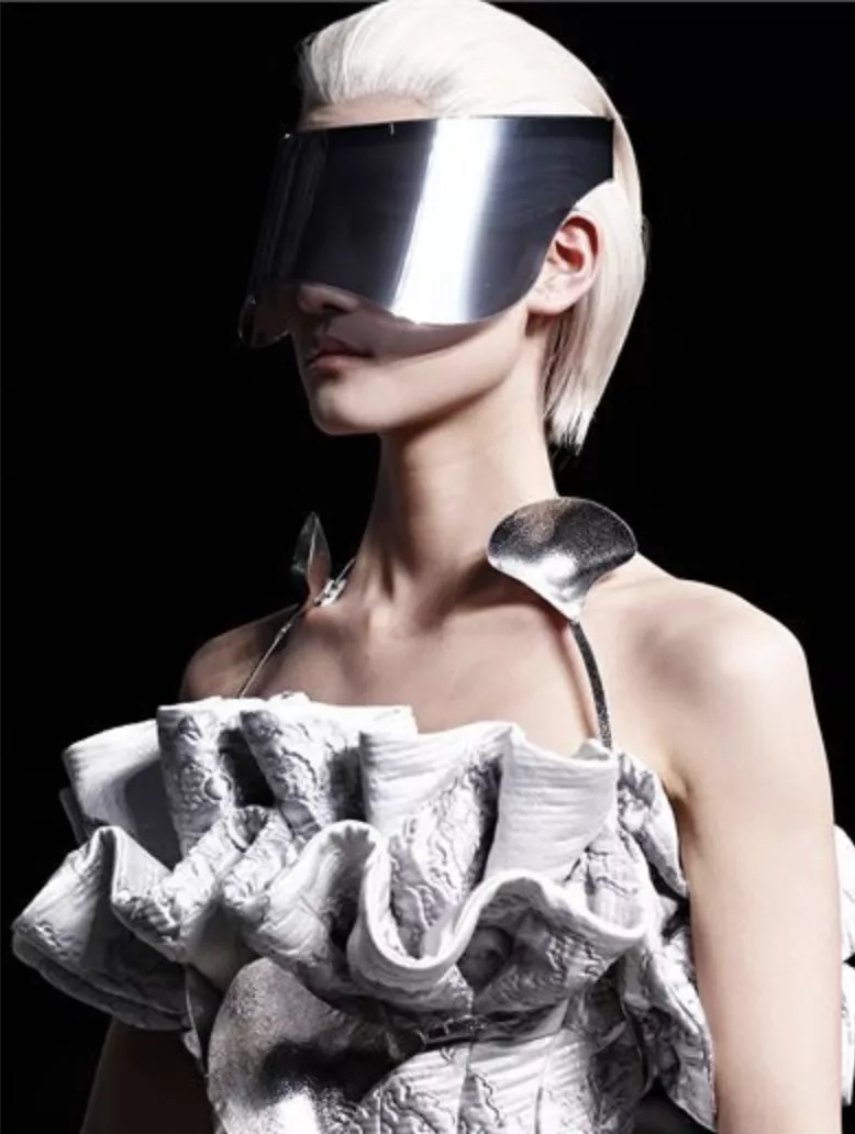 未来感妆容持续大火人机结合的时尚成审美趋势