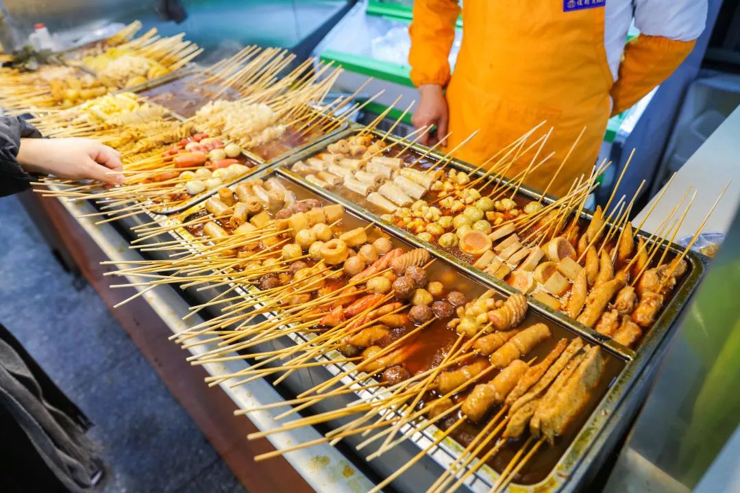 藏在老国营商场里的「脏摊儿」麻辣烫,人均20元吃到撑