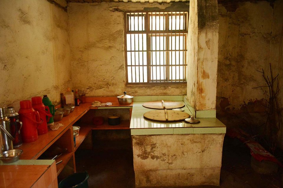 71岁奶奶41岁时建瓦房,30年后1栋新楼房不换,看啥样子