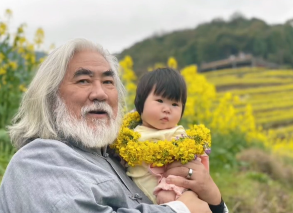 张纪中带全家老小爬山郊游!一次抱俩娃炫臂力