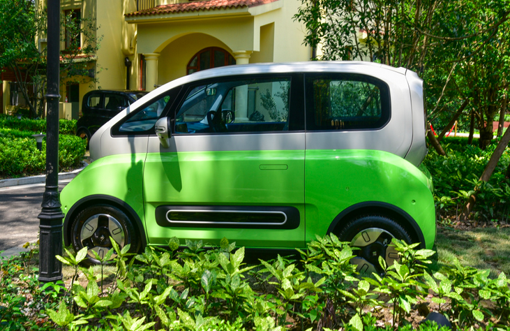 整个外观以方形元素为主,led车灯组,前后包围上的装饰件,后车窗等设计