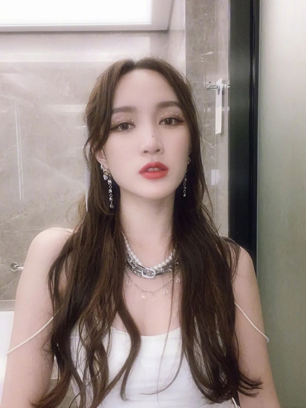 孟佳一个被唱跳耽误的美妆博主