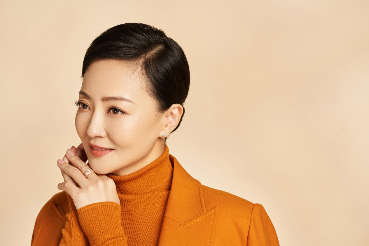 高尔夫游泳滑雪等样样精通全能演员原华散发成熟女性魅力