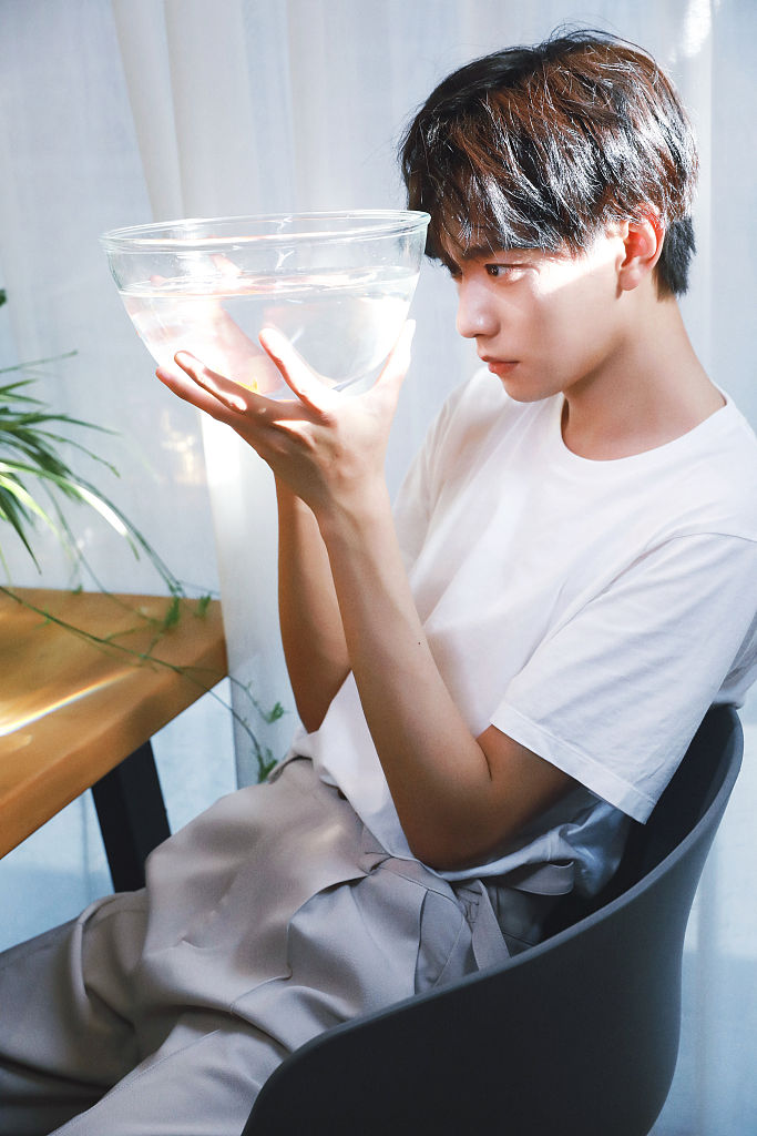 王敬轩男友风胶片写真故事感满满 化身阳光暖男展现别样魅力