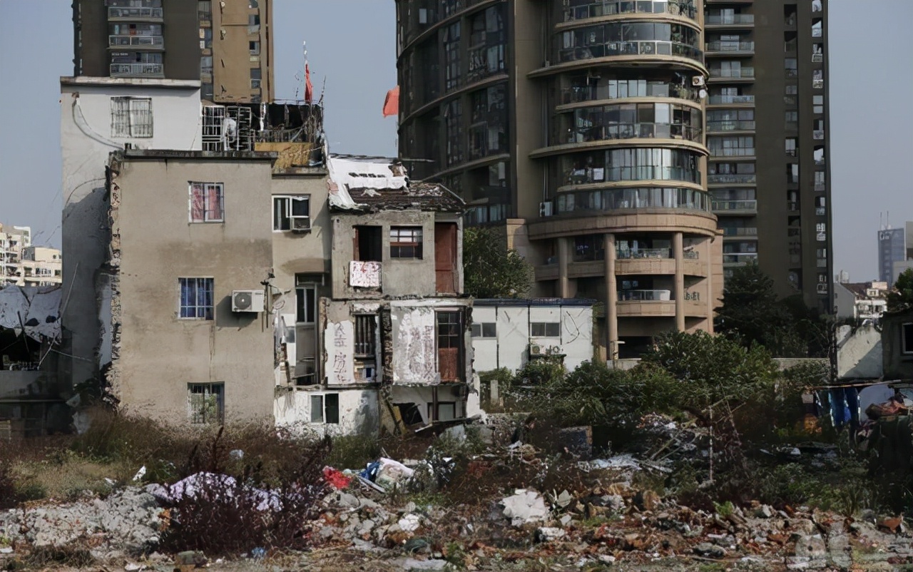 最牛釘子戶有多慘?住在廢墟,廢品環繞,給錢就搬