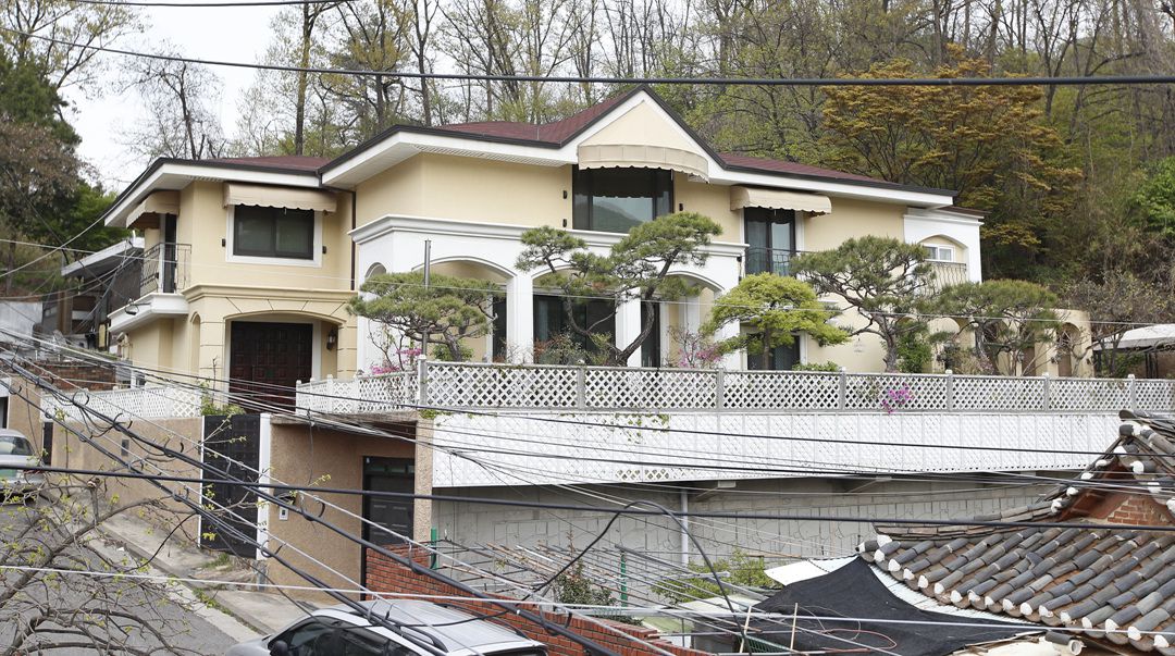 首尔江南区的私宅,并将没收的房地产委托韩国资产管理公社予以拍卖
